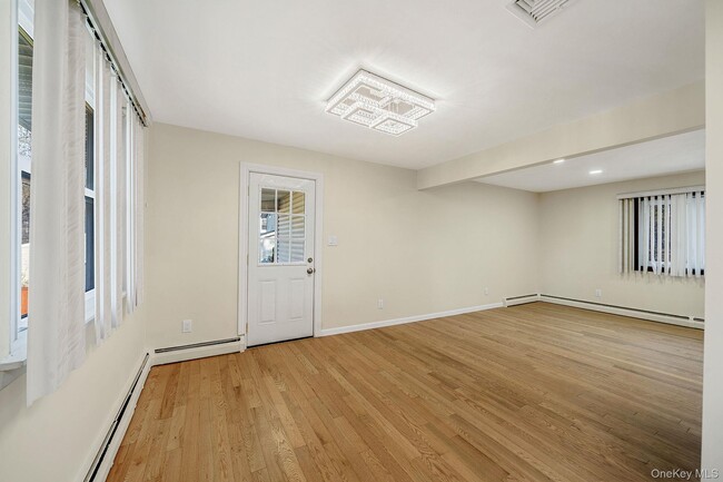 Building Photo - 45 Roslyn Rd