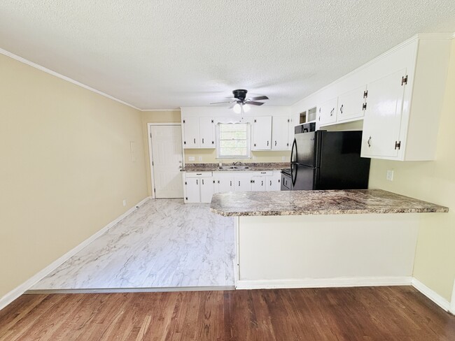 Building Photo - 400 S Highland Forest Dr