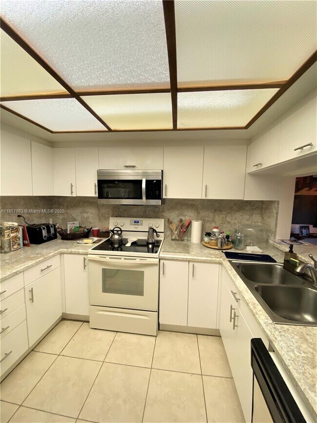 Building Photo - 8933 SW 123rd Ct
