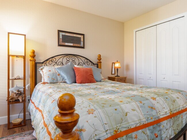 Building Photo - Move in with Zero Deposit! Turnkey Furnish...