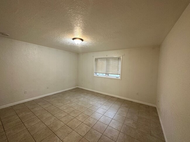 Building Photo - Spacious Kenai Home!