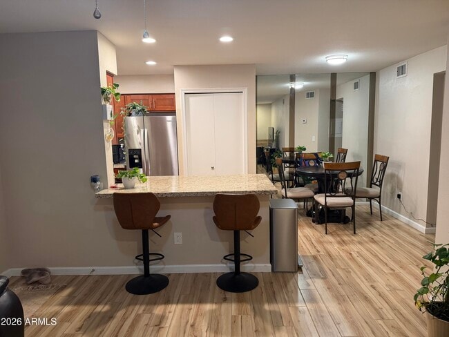 Building Photo - 533 W Guadalupe Rd