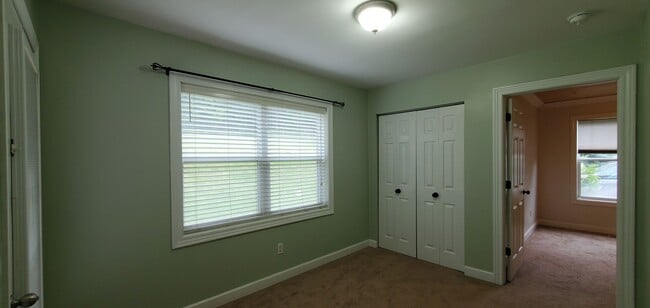 Building Photo - Spacious 5 Bedroom Executive Level Home