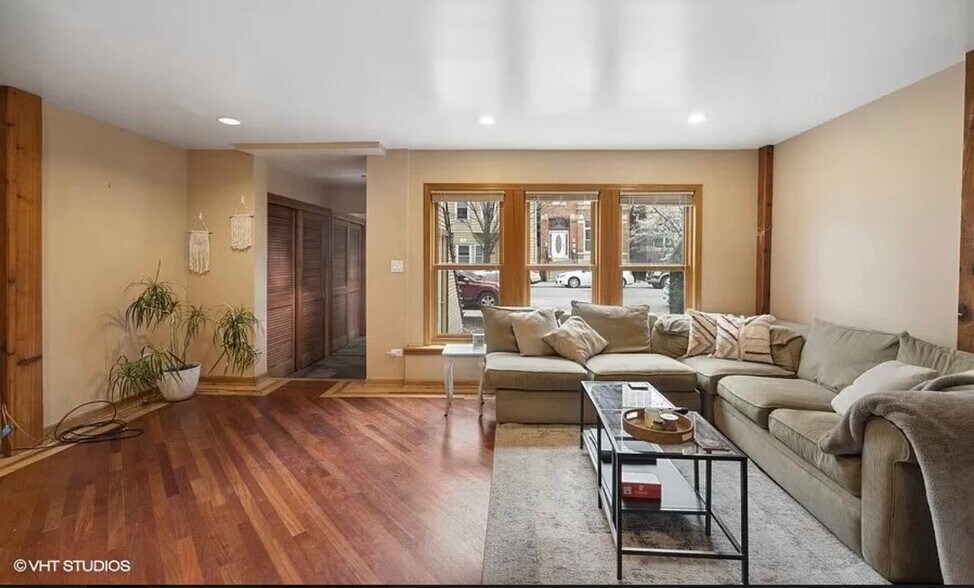LivingRoom4 - 1622 N Sedgwick St