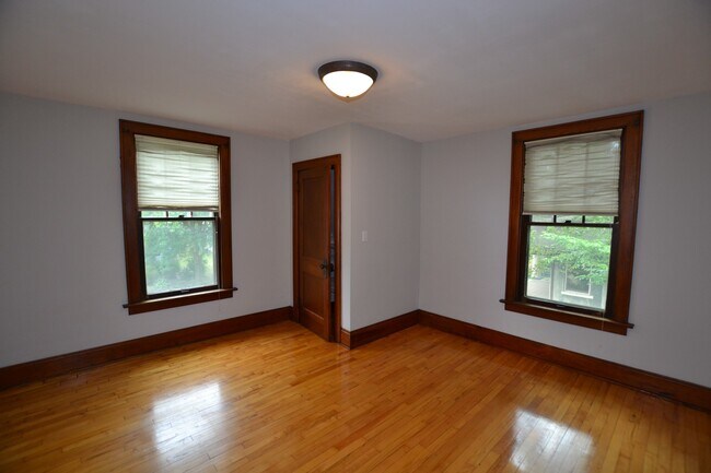 Building Photo - Beautiful woodwork in this incredible Clin...