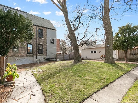 Building Photo - 6070 N Hermitage Ave
