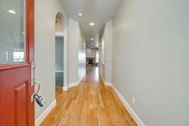 Building Photo - Beautiful Home in Desired Hazelwood Subdiv...