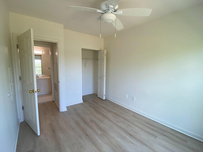 Building Photo - 7000 Falls Reach Dr