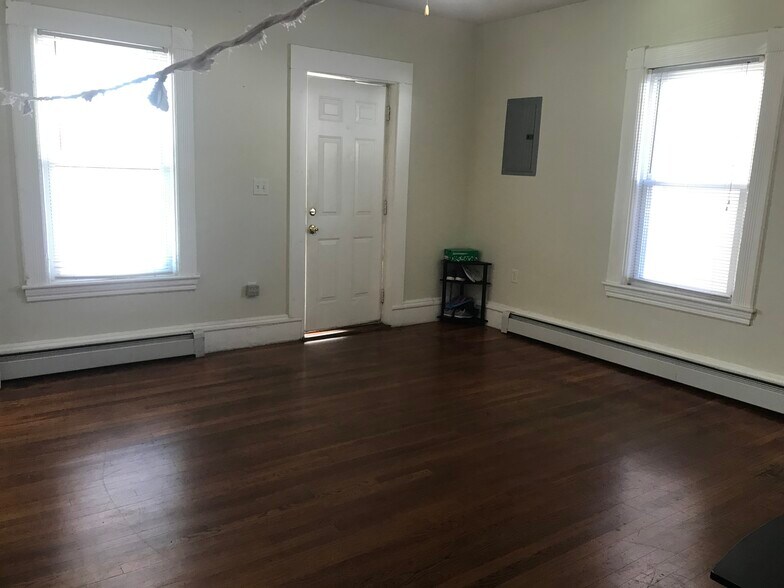 Living room - 33 White St