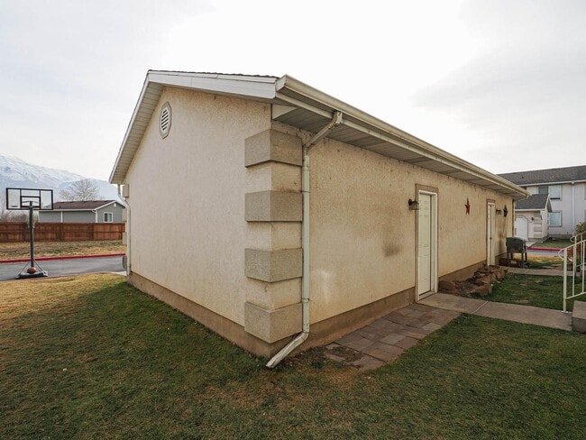 Building Photo - 2 Bedroom, 2 Bathroom Home