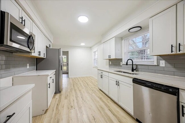 Building Photo - Newly Renovated Home for Rent in Great and Quiet Neighborhood!