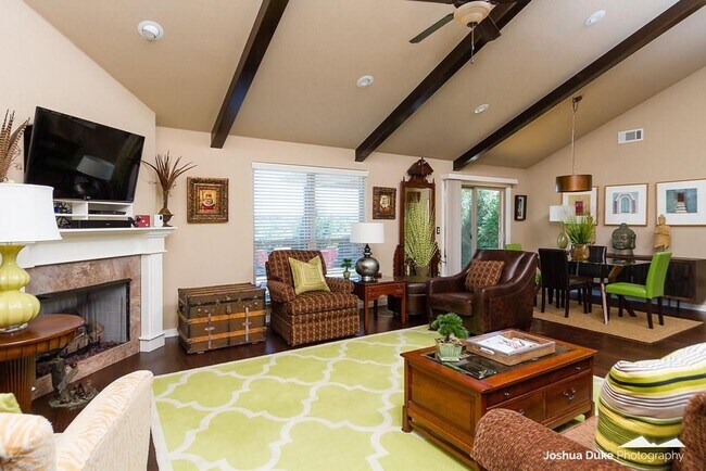 Building Photo - Georgeous 3 bedroom 2 bath home with SOLAR  and a view!