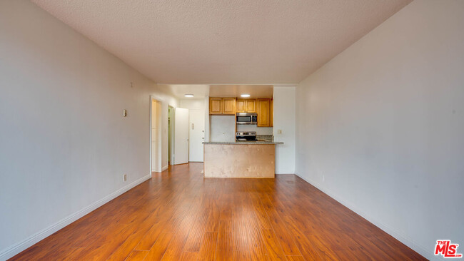 Building Photo - 425 S Kenmore Ave