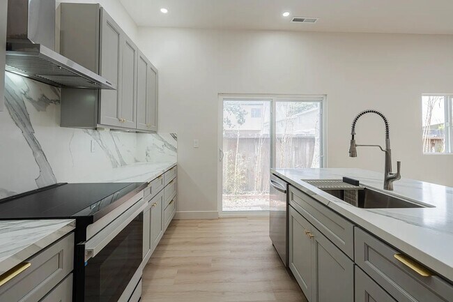 Building Photo - 987 Harcourt Ave