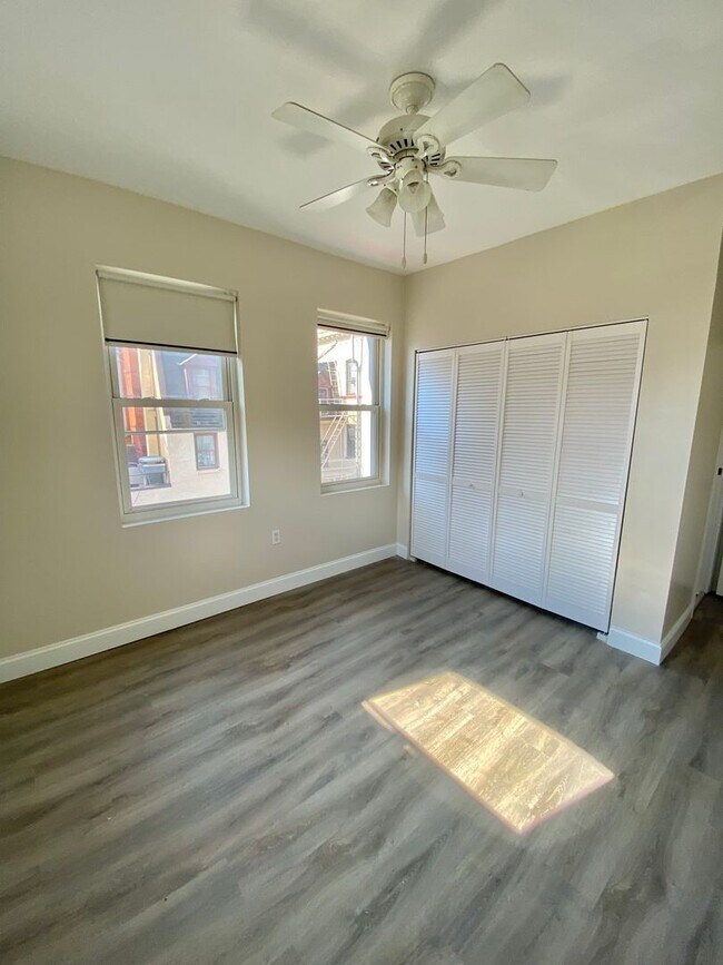 Building Photo - Large  Sunny Dupont Circle 2 bed 2 bath Ap...