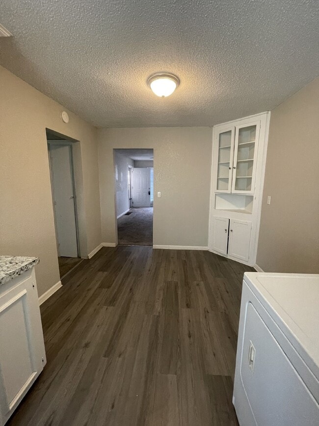Building Photo - Charming 2-Bedroom Duplex in Wichita with Spacious Layout and Modern Amenities!
