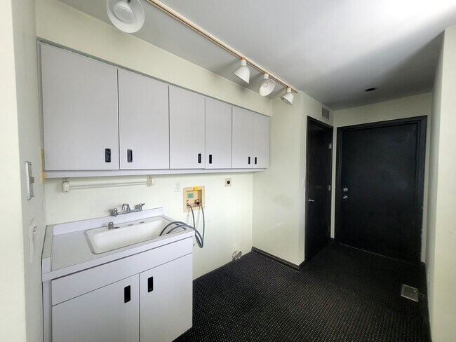 Building Photo - 1460 West Alex Bell Road