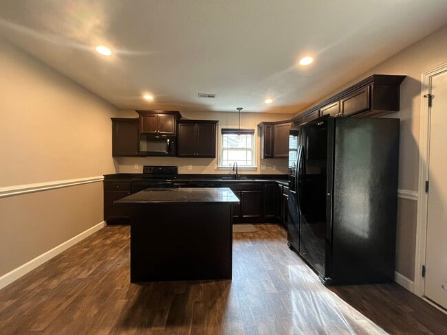 Building Photo - Adorable 3/2 Ready To Move In Now!