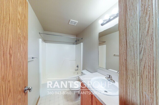 Building Photo - Great Location!  Quiet Neighborhood!