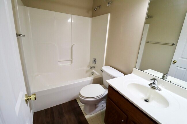 Full Bathroom - 2nd Floor - 8805 Hillside Way