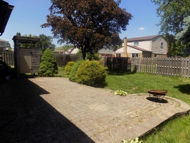 Building Photo - 2127 Hopkins Dr