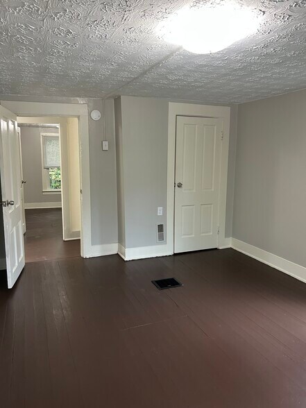 Building Photo - 2484 Lagonda Ave