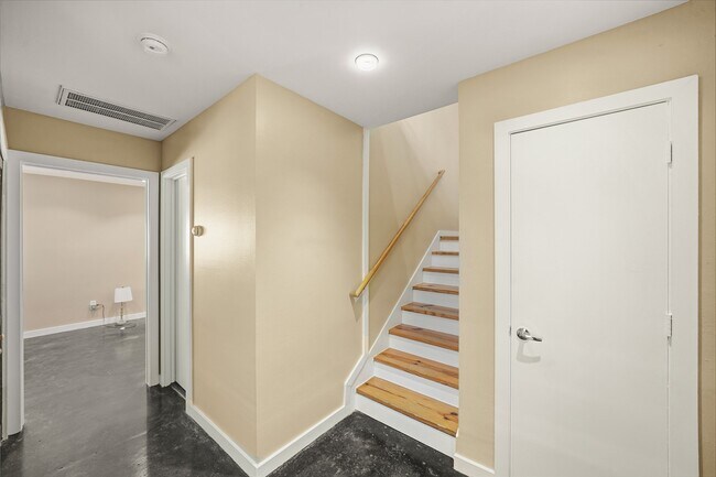 Building Photo - 1302 Rosalie St