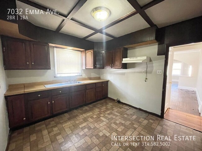 Building Photo - Spacious 2 Bed/1Bath w/Garage and Bonus Ro...