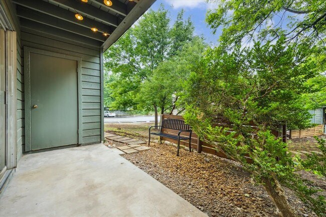 Building Photo - 1304 Mariposa Dr