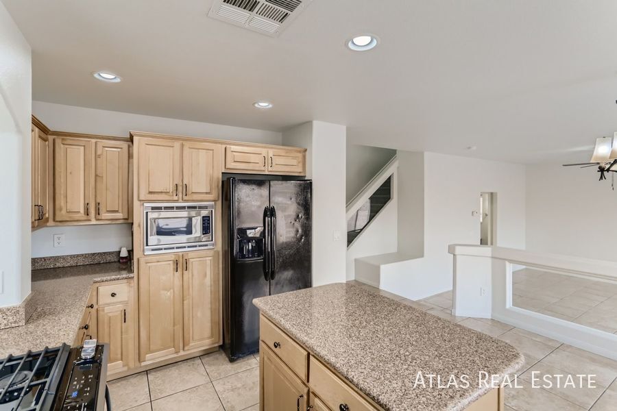 Building Photo - 10884 Royal Highlands St