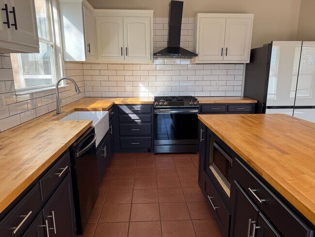 Building Photo - Spacious 4 Br, 2.5 Ba with 2 living areas, loft, kitchen appliances, 2 car garage.