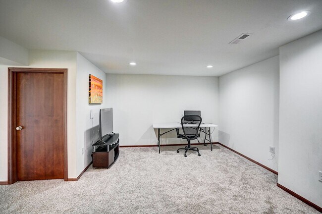 Building Photo - 818 Redan Dr
