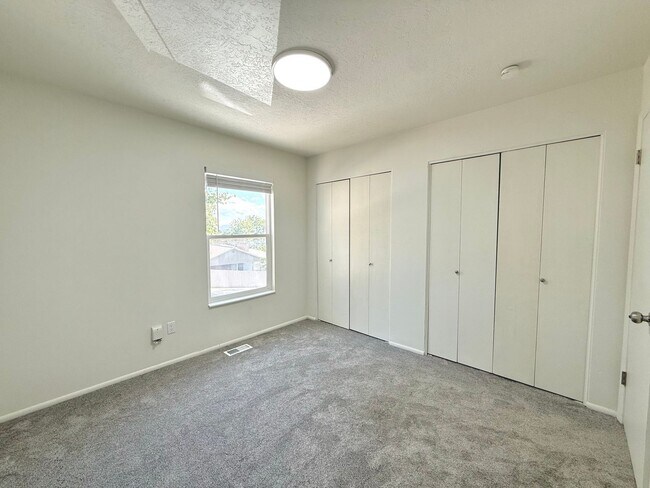 Building Photo - Open House June 20th | 3 Bedroom Townhome in Holladay