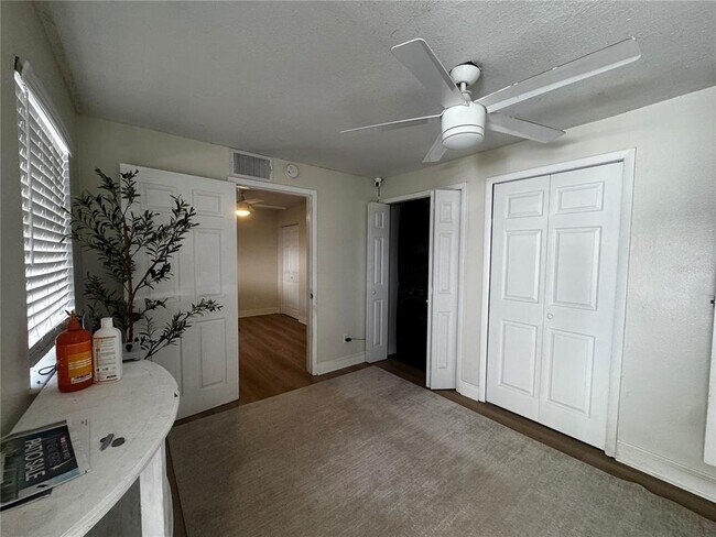 Building Photo - 3008 Hillview St