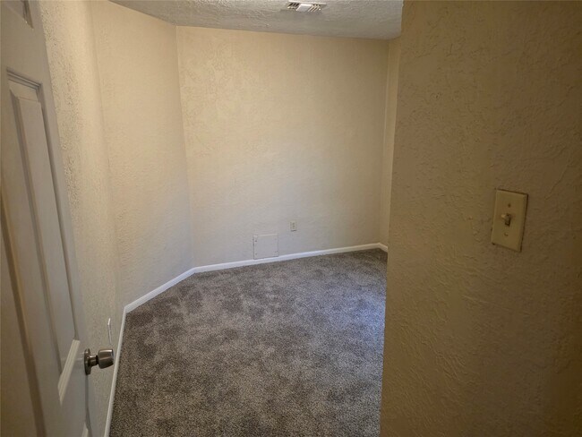 Building Photo - 12902 Skymeadow Dr