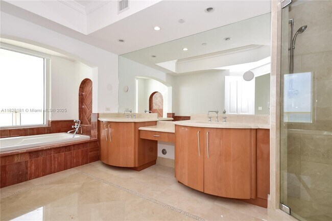 Building Photo - 17875 Collins Ave