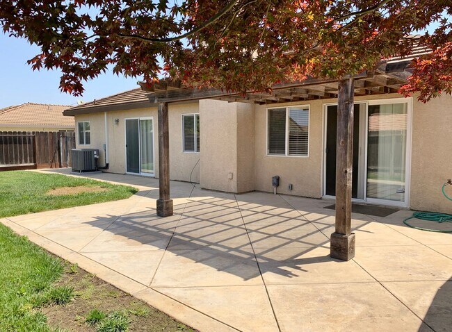 Building Photo - 4 Bedroom Home in Hollister
