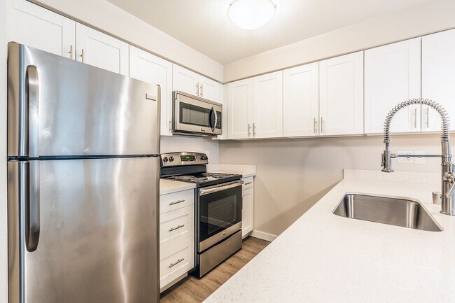 Interior Photo - 1800 Eastlake Apts (Scenic)