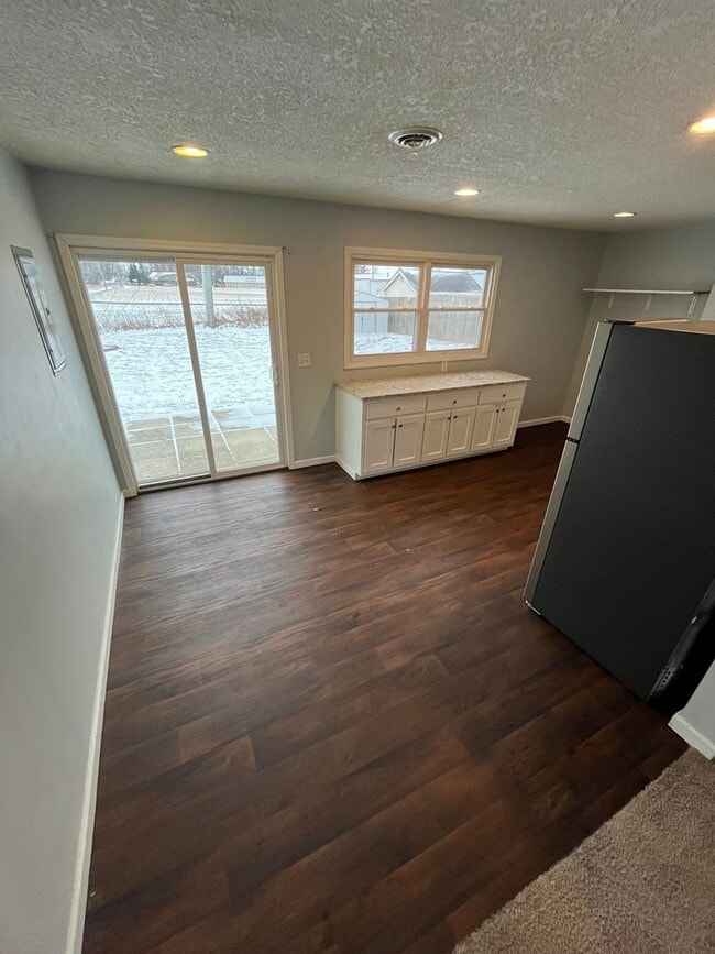 Building Photo - New 3 bedroom listing! Move in special!