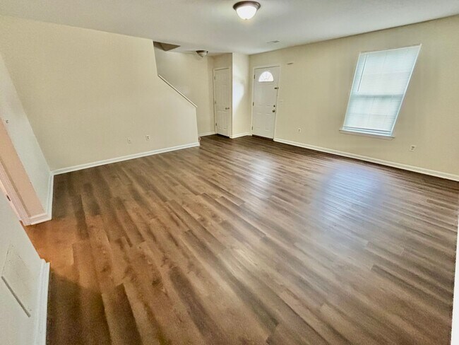 Building Photo - 2 Bedroom Townhouse in Richmond!