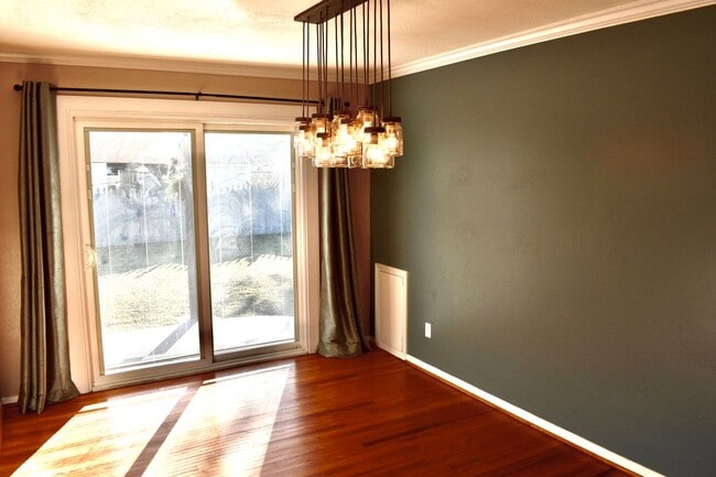 Building Photo - Updated 3 bedroom home in Norfolk