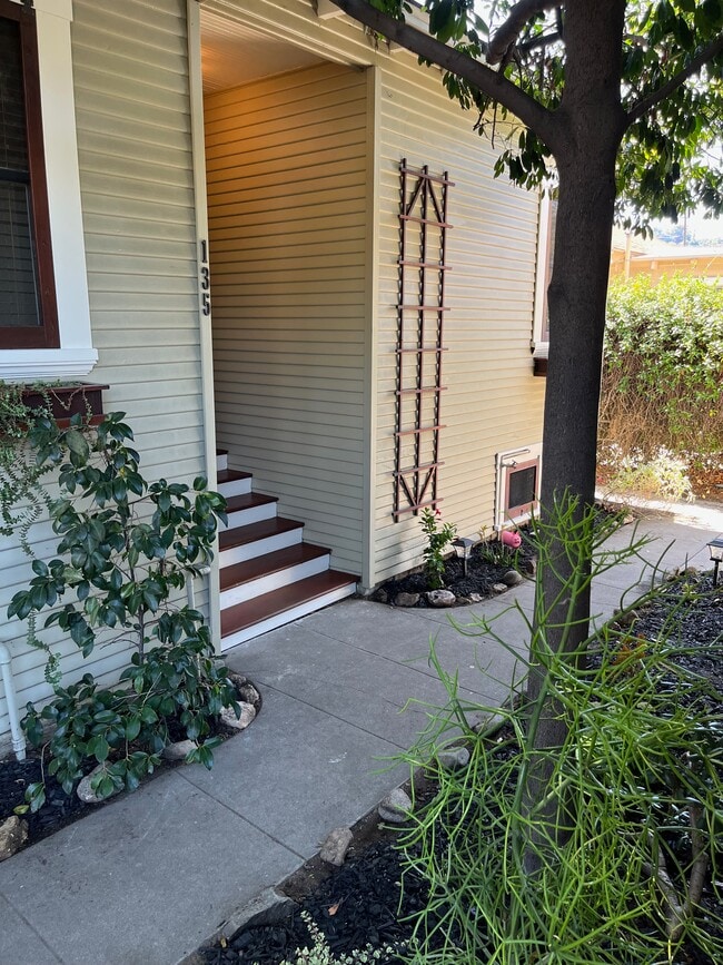 Building Photo - 135 E Ave 42