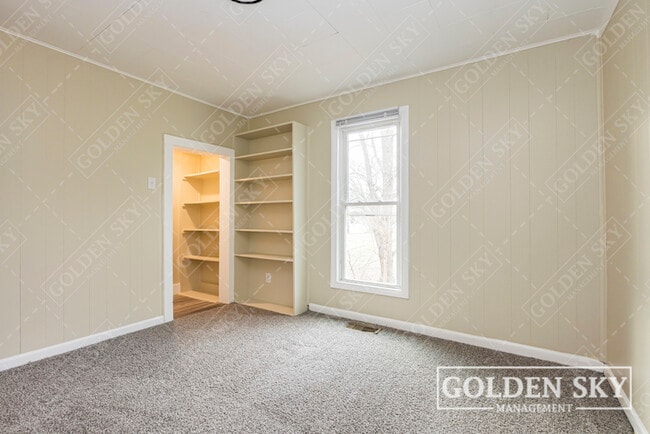 Building Photo - 628 W Memorial Dr