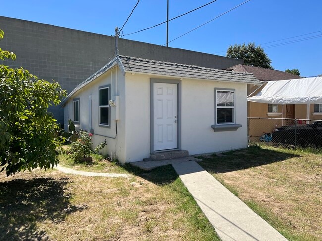 Building Photo - 334 S 8th St