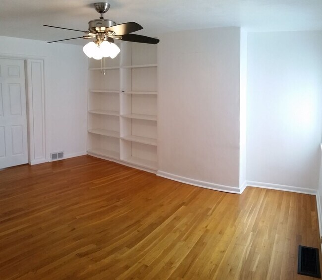 Building Photo - Southside Flats Recently Renovated 3 bedro...