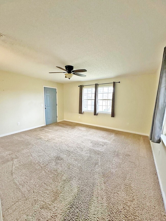 Building Photo - 714 Robin Hood Dr