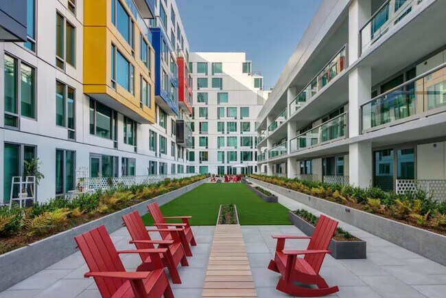 Building Photo - 400 Clementina St