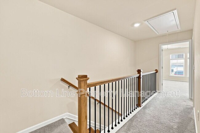 Building Photo - 460 Glen Clova Dr