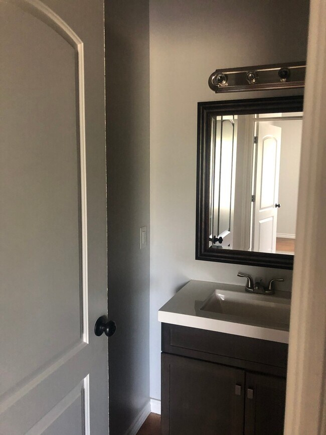 Building Photo - 3 bedroom, 2 bath DUPLEX!