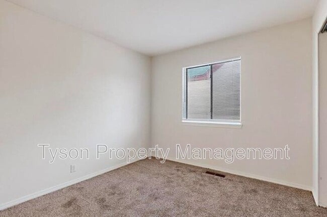 Building Photo - 1515 La Charles Dr NE